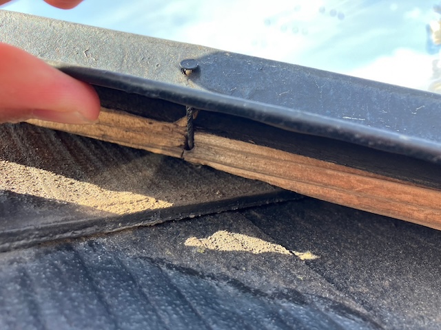 取れかけた棟板金・別角度